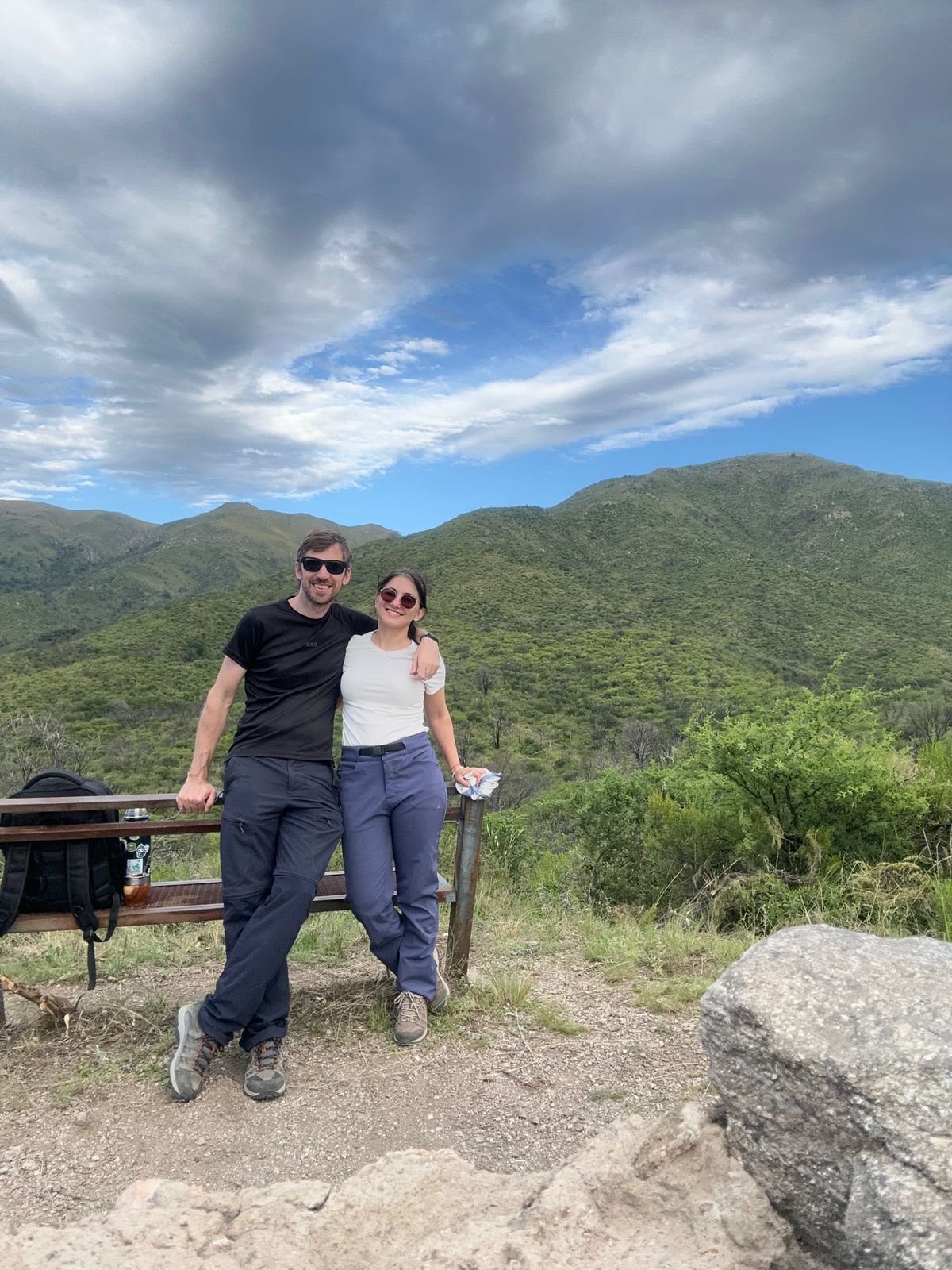 Belén y Edu sonriendo frente a su motorhome
